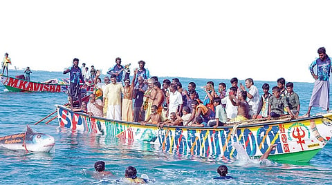 திருவிளையாடல் புராணத்தில் வரும் வலைவீசும் படலம் ஆண்டுதோறும் மாரியூர் கடலில் நிகழ்த்தப்படுகிறது. (கோப்புப்படம்)