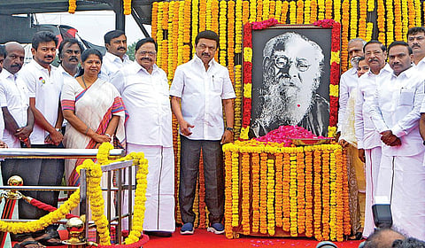 பெரியாரின் 51-ம் ஆண்டு நினைவு தினத்தையொட்டி, அண்ணா சாலையில் உள்ள அவரது சிலைக்கு அருகில் வைக்கப்பட்டிருந்த படத்துக்கு, முதல்வர்
மு.க.ஸ்டாலின் மலர்தூவி மரியாதை செலுத்தினார். அமைச்சர்கள் துரைமுருகன், உதயநிதி ஸ்டாலின், மு.பெ.சாமிநாதன், கனிமொழி எம்.பி., கட்சி நிர்வாகிகள் உடனிருந்தனர். | படங்கள்: ம.பிரபு |
