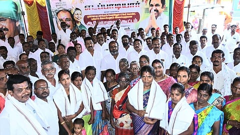 மதுரை அலங்காநல்லூர் ஒன்றிய அதிமுக சார்பில் ஆலோசனைக் கூட்டத்தில் பங்கேற்ற ஆர்.பி.உதயகுமார் மற்றும் கட்சியினர்