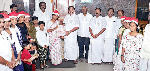 கிறிஸ்தவ மக்களுக்கு சிறப்பு தொகுப்பு வழங்கி அதிமுக பொதுச்செயலாளர் பழனிசாமி வாழ்த்து