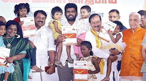 ஒரு லட்சம் பெண் குழந்தைகளை செல்வ மகள் சேமிப்பு திட்டத்தில் இணைக்கும் நிகழ்ச்சியை, மாநிலத் தலைவர் அண்ணாமலை நேற்று தொடங்கி வைத்தார். அருகில் முன்னாள் மாநில தலைவர் தமிழிசை சவுந்தரராஜன், தேசிய செயற்குழு உறுப்பினர் எச்.ராஜா, பாஜக சட்டமன்ற குழுத் தலைவர் நயினார் நாகேந்திரன், மாநில துணைத் தலைவர் கரு. நாகராஜன் ஆகியோர் உள்ளனர்.