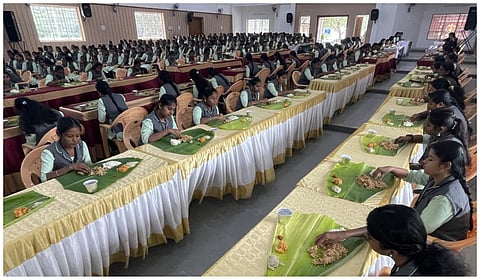 பழநி கோயில் நிர்வாகத்தின் கீழ் இயங்கும் பள்ளி, கல்லூரிகளில் மதிய உணவு திட்டம் தொடக்கம்