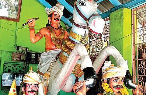 குதிரை மீது அமர்ந்து மாவட்ட எல்லையான கணவாய் பகுதியில் கம்பீரமாக  காட்சிதரும் தர்மசாஸ்தா.