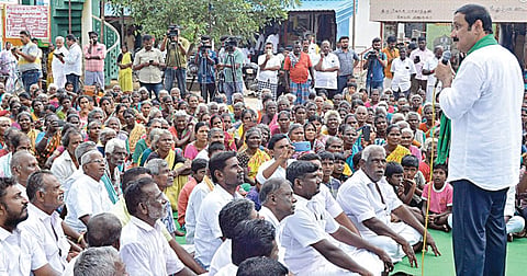 மேலூர் அருகே டங்ஸ்டன் கனிமச் சுரங்கத்துக்கு எதிராக போராடும் அ.வல்​லாளபட்​டி​ கிராமத்தினரிடம் ஆதரவு தெரிவித்து பாமக தலைவர் அன்புமணி ராமதாஸ் பேசினார். படம்: எஸ்.கிருஷ்ணமூர்த்தி