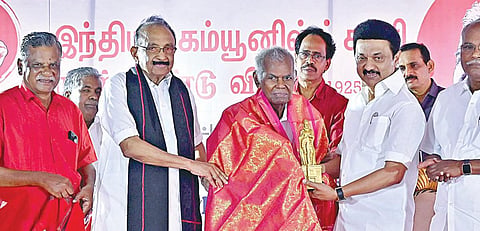 இந்திய கம்யூனிஸ்ட் மூத்த தலைவர் ஆர்.நல்லகண்ணுவின் பிறந்தநாள் நூற்றாண்டு விழாவை, முதல்வர் மு.க.ஸ்டாலின் தொடங்கி வைத்து, அவருக்கு வாழ்த்து தெரிவித்தார். மார்க்சிஸ்ட் மாநிலச் செயலாளர் கே.பாலகிருஷ்ணன், இந்திய கம்யூனிஸ்ட்  மாநிலச் செயலாளர் இரா.முத்தரசன், மதிமுக பொதுச் செயலாளர் வைகோ, மமக பொதுச் செயலாளர் அப்துல் சமது உள்ளிட்ட தலைவர்கள் உடன் உள்ளனர். படம்; ம.பிரபு