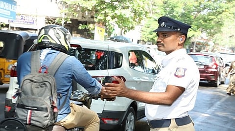 ஒலி இரைச்சலை தடுக்​கும் வகையில் போக்கு​வரத்து போலீஸாருக்கு நவீன ‘இயர்​பட்ஸ்’ கருவி