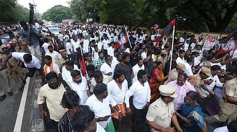 வன்​கொடுமையை கண்டித்து போராட்டம்: அதிமுக, பாஜகவினர் 1500 பேர் மீது வழக்கு