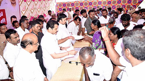 கரூர் மாவட்டம் புஞ்சை தோட்டக்குறிச்சி பேரூராட்சி தளவாபாளையம் பகுதியில் பொதுமக்களிடம் மனுக்கள் பெறும் அமைச்சர்கள் மதிவேந் தன், செந்தில்பாலாஜி. அருகில் ஆட்சியர் மீ.தங்கவேல்.
