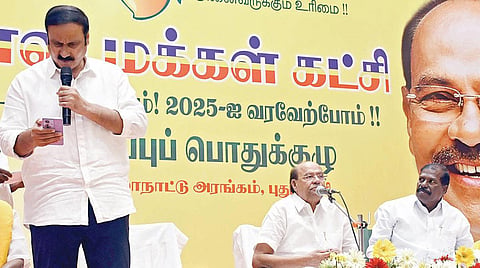 பாமக புத்​தாண்டு சிறப்பு பொதுக்​குழு  கூட்​டத்​தில் இளைஞரணி தலைவராக 
மகள் வழிப் பேரன் முகுந்தனை கட்சி நிறு​வனர் ராமதாஸ் அறிவித்​ததற்கு 
எதிர்ப்பு தெரி​வித்து, தனக் கட்சி அலுவலகத்தின் தொலைபேசி எண்னை 
மேடை​யிலேயே அறிவித்த அண்புமணி. படம்​.எம்​.சாம்​ராஜ்