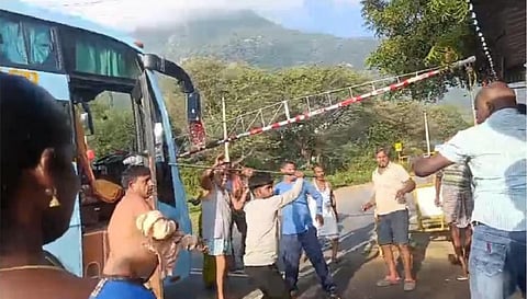 மேட்டூர் அருகே உ.பி சுற்றுலா பயணிகள் - போலீஸ் மோதல் சம்பவம்: 3 காவலர்கள் சஸ்பென்ட்