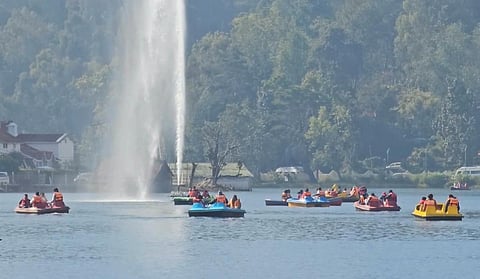 கொடைக்கானல் நட்சத்திர வடிவ ஏரியில் படகு சவாரி செய்து மகிழும் சுற்றுலாபயணிகள்