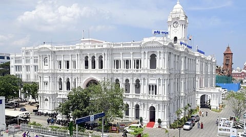 வி​திகளை மீறி செயல்​படு​வதாக புகார்: மாநக​ராட்சி கவுன்சிலர்கள் 4 பேருக்கு நோட்​டீஸ்