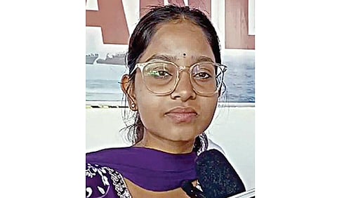 சுனாமி தாக்கிய போது போர்க்கப்பலில் பிறந்த குளோரிக்கு கடற்படையில் இணைந்து சேவை செய்ய விருப்பம்