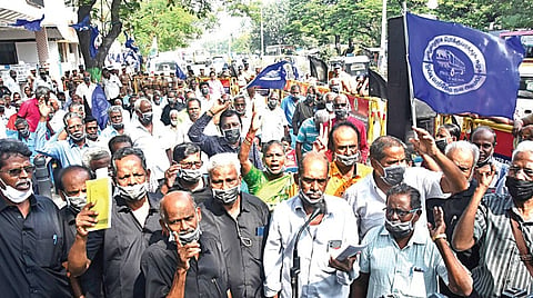 தமிழ்நாடு அரசு போக்குவரத்துக் கழக ஓய்வூதியர் நல அமைப்பு சார்பில் ஓய்வூதியப் பலன்கள் உள்ளிட்ட பல்வேறு கோரிக்கைகளை வலியுறுத்தி, சென்னை, பல்லவன் இல்லத்தில், அமைப்பின் சென்னை கோட்ட தலைவர் குருசாமி தலைமையில் வாயில் கருப்பு துணி கட்டி ஆர்ப்பாட்டம் நடைபெற்றது. | படம்: எஸ்.சத்தியசீலன் |