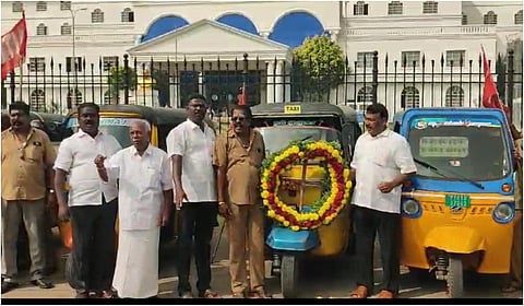 புதுச்சேரி: பெட்ரோல், டீசல் விலை உயர்வைக் கண்டித்து ஆட்டோக்களுக்கு மலர்வளையம் வைத்து போராட்டம்