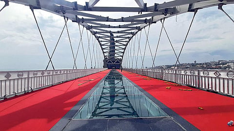 குமரியில் விவேகானந்தர் மண்டபம் மற்றும் திருவள்ளுவர் சிலை இடையே அமைக்கப்பட்டுள்ள கண்ணாடி இழைப் பாலம்.படம்: மு.லெட்சுமி அருண்.