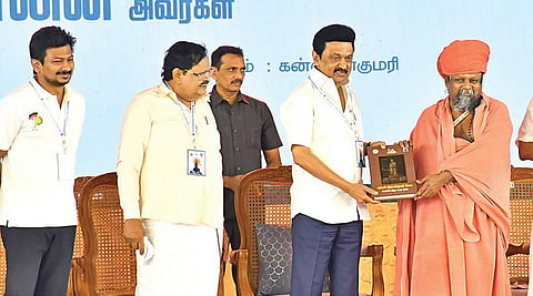 கன்னியாகுமரி திருவள்ளுவர் சிலை வெள்ளி விழாவின் 2-ம் நாளான நேற்று, விழா மலரை முதல்வர் ஸ்டாலின் வெளியிட, குன்றக்குடி பொன்னம்பல அடிகளார் பெற்றுக் கொண்டார். படம்: மு.லெட்சுமி அருண்