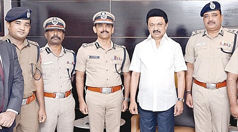 புத்தாண்டை ஒட்டி தமிழக முதல்வர் மு.க.ஸ்டாலினை சென்னை மாநகர காவல் ஆணையர் ஆ.அருண், காவல் துறை உயர் அலுவலர்கள் சந்தித்து வாழ்த்து பெற்றனர்.