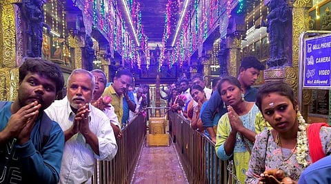 ஆங்கில புத்​தாண்டை முன்னிட்டு கோயில்​கள், தேவாலயங்களில் சிறப்பு வழிபாடு: ஏராளமான பக்தர்கள் குவிந்​தனர்