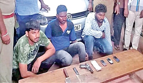துப்பாக்கி முனையில் தொழிலதிபரை கடத்திய வழக்கில்  ஏற்கெனவே கூட்டாளிகளுடன் கைது செய்யப்பட்ட ஞானசேகரன் (நடுவில் இருப்பவர்)