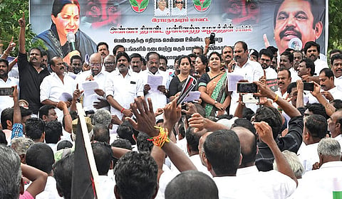 இனியும் தோற்க முடியாது... ‘அம்மா’வின் ஆர்ப்பாட்ட அரசியலை கையிலெடுத்த அதிமுக!