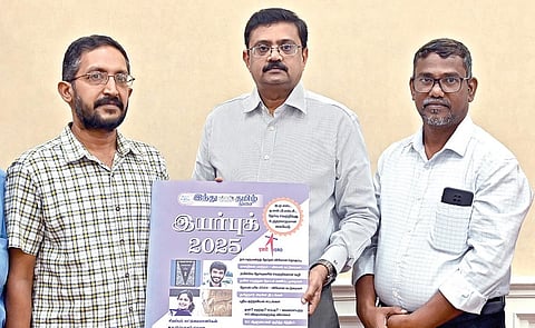 ‘இந்து தமிழ் திசை' பதிப்பகத்தின் 2025-ம் ஆண்டுக்கான ‘இந்து தமிழ் இயர்புக்' நூலை சென்னையில் நேற்று வெளியிட்டார் தமிழக அரசின் நிதித் துறைச் செயலர் த.உதயச்சந்திரன். உடன் ‘இந்து தமிழ் திசை'  இணைப்பிதழ் பிரிவு அசிஸ்டண்ட் எடிட்டர் ஆதி வள்ளியப்பன், பதிப்பக பிரிவு செய்தி ஆசிரியர் வி.தேவதாசன்.படம்: எஸ்.சத்தியசீலன்