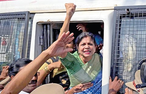 பாமக மகளிரணி சார்பில் வள்ளுவர் கோட்டம் அருகே போராட்டத்தில் ஈடுபட முயன்ற பசுமைத் தாயகம் தலைவர் சவுமியா அன்புமணியை போலீஸார் கைது செய்தனர். படம்: எஸ்.சத்தியசீலன்