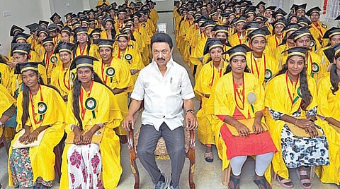 சென்னை சைதாப்​பேட்​டை​யில் அமைக்கப்பட்​டுள்ள கலைஞர் மகளிர் திறன் மேம்​பாட்டு மையத்தை முதல்வர் மு.க.ஸ்​டா​லின் நேற்று திறந்து வைத்​தார். அதைத்தொடர்ந்து தையற்கலை, அழகுக் கலை பயிற்சி பெறு​வோருக்கான ஆணைகளை​யும் வழங்​கினார். | படங்கள்: ம.பிரபு |