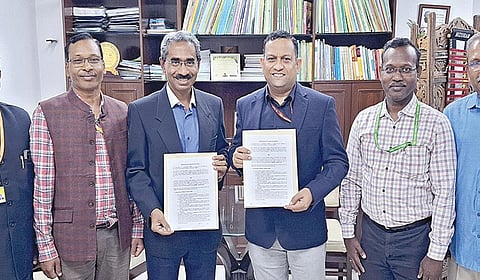 மத்திய வேளாண் அமைச்சகம், சென்னை ஐஐடி இடையே புரிந்துணர்வு ஒப்பந்தம் கையெழுத்திடும் நிகழ்சியில் (இடமிருந்து) மத்திய வேளாண் அமைச்சக இணை இயக்குநர்கள் (விரிவாக்கம்) என்.செல்வன், டி.டேவிட் ராஜ்குமார், ஐஐடி ஸ்டார்ட்-அப் நிறுவனங்கள் ஆராய்ச்சி மைய இயக்குநர் ஏ.தில்லை ராஜன், மத்திய வேளாண் அமைச்சக இணைச் செயலாளர் சாமுவேல் பிரவீன் குமார், கூடுதல் ஆணையர் (விரிவாக்கம்) சஞ்சய் குமார், இயக்குநர் (வேளாண்மை தகவல்) சஜித்குமார்.