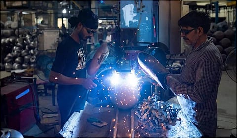 ஐக்கிய அரபு அமீரகத்தில் வெல்டர், ஃபிட்டர் பணிகள் - விண்ணப்பிப்பது எப்படி? 