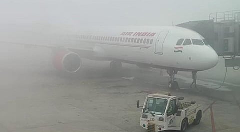 போர்வை போல் சூழ்ந்திருக்கும் பனி மூட்டம்