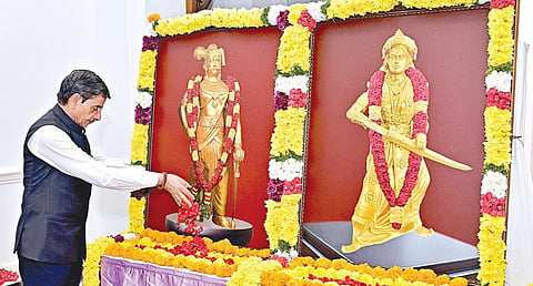 வீரமங்கை வேலு நாச்சியார், வீரபாண்டிய கட்டபொம்மன் ஆகியோரது பிறந்த நாளை முன்னிட்டு, சென்னை ராஜ்பவனில் ஆளுநர் ஆர்.என்.ரவி நேற்று இருவரது படங்களுக்கும் மலர்கள் தூவி மரியாதை செலுத்தினார்.