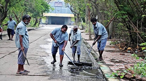 சென்னை மாநகராட்சி மண்டலங்களில் உள்ள 203 மயானங்களில் நேற்று தீவிர தூய்மைப் பணி நடைபெற்றது. இதையொட்டி, மயிலாப்பூர் மயானத்தில் தூய்மைப் பணியில் ஈடுபட்ட தொழிலாளர்கள். | படம்: ம.பிரபு |
