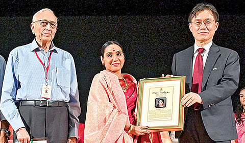 மியூசிக் அகாடமியின் 18-வது நாட்டிய விழாவில் டாக்டர் நீனா பிரசாத்துக்கு `நிருத்திய கலாநிதி' விருது வழங்கும் சென்னைக்கான கொரியா குடியரசு தூதரகத்தின் தலைவர் சாங் நியுன் கிம். உடன், மியூசிக் அகாடமியின் தலைவர் என்.முரளி. | படம்: எஸ்.சத்தியசீலன் |