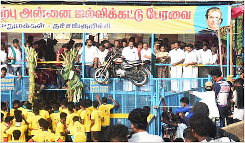 தச்சங்குறிச்சி  ஜல்லிக்கட்டுப் போட்டியை அமைச்சர்கள் எஸ்.ரகுபதி மற்றும் சிவ.வீ.மெய்யநாதன் ஆகியோர் கொடியசைத்து தொடங்கி வைத்தனர்