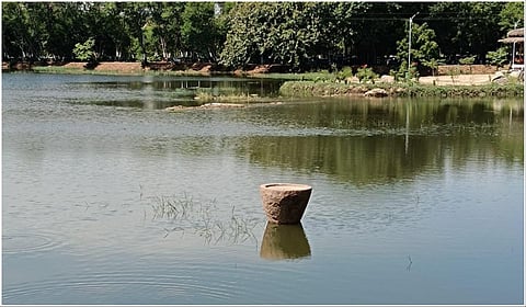 மதுரை உயர் நீதிமன்ற வளாகத்தில் காணப்படும் கல் செக்கு
