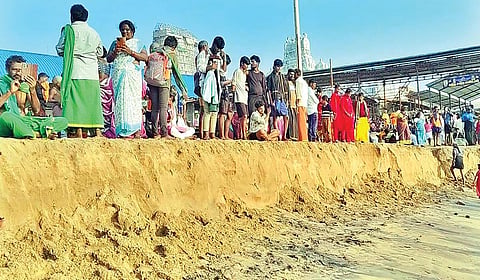 25 அடி நீளம், 7 அடி ஆழம்... திருச்செந்தூர் கடற்கரையில் அதிகரிக்கும் கடலரிப்பு!