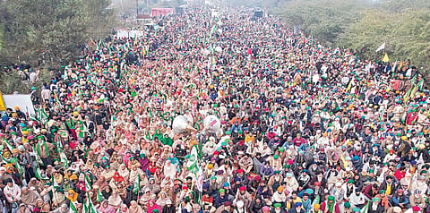 வேளாண் பயிர்களின் குறைந்தபட்ச ஆதரவு விலைக்கு சட்ட உத்தரவாதம் கோரி பஞ்சாப் மாநிலத்தின் சங்ருர் மாவட்டத்தில் உள்ள கானுவாரி எல்லையில் ‘கிசான் பஞ்சாயத்’ கூட்டம் நேற்று நடைபெற்றது. அங்கு விவசாயிகள் நேற்று குவிந்து போராட்டத்தில் ஈடுபட்டனர். படம்: பிடிஐ