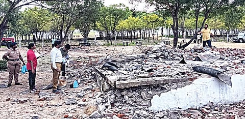 விருதுநகர் அருகே வெடி விபத்து நடந்த பட்டாசு ஆலையில் ஆய்வு செய்த பெசோ அதிகாரிகள், வேதிப்பொருள் மாதிரிகளை ஆய்வுக்காக சேகரித்தனர்.