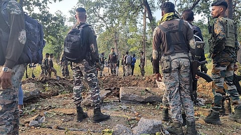 சத்தீஸ்கரில் நக்சல் கண்ணிவெடி தாக்குதலில் 8 வீரர்கள் உட்பட 9 பேர் உயிரிழப்பு