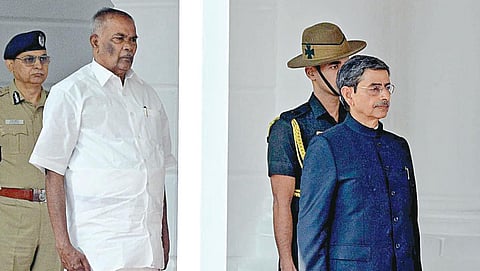 சட்டப்பேரவைக்கு வருகை தந்த ஆளுநர் ஆர்.என்.ரவிக்கு காவல்துறையின் மரியாதை அளிக்கப்பட்டது. உடன், பேரவைத் தலைவர் மு.அப்பாவு.