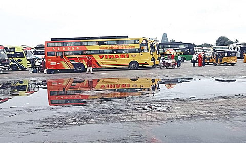 காஞ்சிபுரம் யாத்ரி நிவாஸ் அருகே சுற்றுலா பயணிகளுக்காக உருவாக்கப்பட்ட வாகன நிறுத்தம் கழிவுநீர் தேங்கிய நிலையில் உள்ளது.