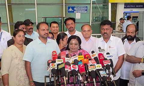 கோவை விமான நிலையத்தில் இன்று செய்தியாளரிடம் பேசிய முன்னாள் ஆளுநர் தமிழிசை சவுந்தரராஜன். | படம் ஜெ.மனோகரன்