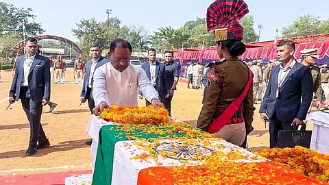 நக்சலைட் தாக்குதலில் உயிரிழந்த வீரர்களின் உடலை சுமந்து சென்று சத்தீஸ்கர் முதல்வர் அஞ்சலி