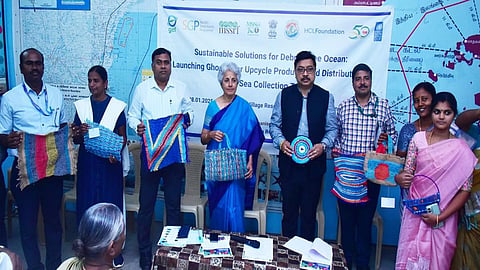 தங்கச்சிமடத்தில் மீனவ மகளிர்கள் வடிவமைத்த  கைவினைப் பொருட்களை அறிமுகப்படுத்திய சவுமியா சுவாமிநாதன்.