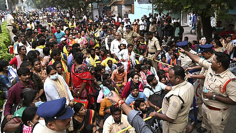 ராமச்சந்திரா புஷ்கரிணி டோக்கன் வழங்கும் கவுண்டர் பகுதியில் திரண்டுள்ள மக்கள்.