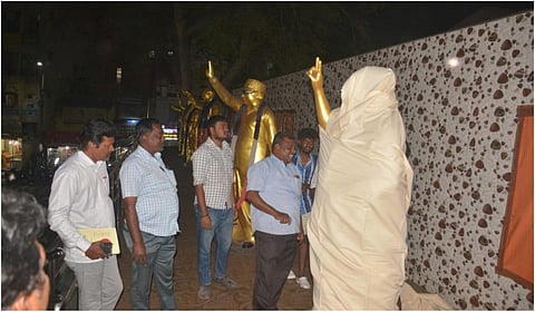 தேர்தல் நடத்தை விதிகள் காரணமாக ஈரோடு பன்னீர்செல்வம் பூங்காவில் உள்ள தலைவர்கள் சிலைகள் துணியால் மூடி மறைக்கப்பட்டன