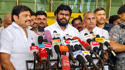கோவை விமான நிலையத்தில் இன்று செய்தியாளர்களிடம் பேசிய பாஜக மாநில தலைவர் அண்ணாமலை.