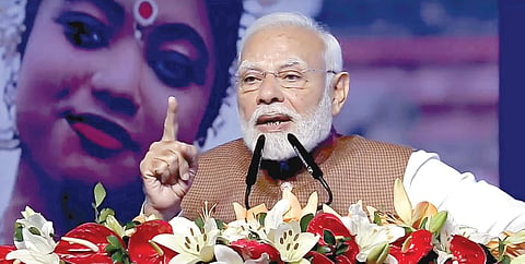 ஒடிசா மாநிலம் புவனேஸ்வரில் நேற்று நடைபெற்ற வெளிநாடு வாழ் இந்தியர்கள்  மாநாட்டில் பேசும் பிரதமர் மோடி.படம்: பிடிஐ