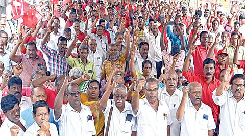 போக்குவரத்து தொழிலாளர்களின் பிரச்சினைகளுக்கு தீர்வுகாண கோரி,
பல்லவன் இல்லம் முன்பாக, போக்குவரத்து ஊழியர்கள் தர்ணா போராட்டம்
நடத்தினர். இதில், சிஐடியு மாநில தலைவர் அ.சவுந்தரராசன், பொதுச்
செயலாளர் ஜி.சுகுமாறன், தமிழ்நாடு அரசு போக்குவரத்து ஊழியர் சம்மேளன பொதுச்செயலாளர் கே.ஆறுமுகநயினார் உள்ளிட்டோர் பங்கேற்றனர். | படம்: எஸ்.சத்தியசீலன் |
